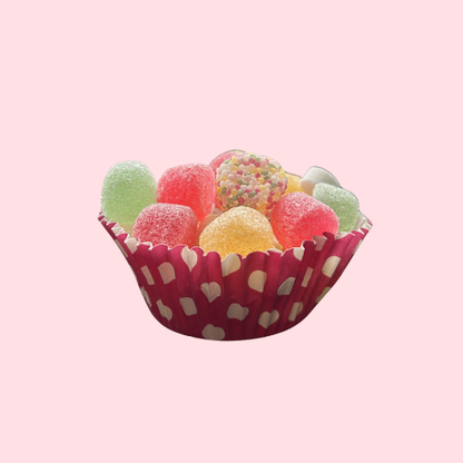 Cupcake Snoep Traktatie met hartjes op cupcake vormpje en geel rood roze snoepjes