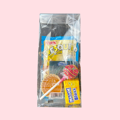 Jongens traktatie met verschillende snoep in plastic zakje