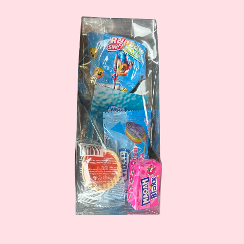 Meisjes traktatie met verschillende snoep in plastic zakje