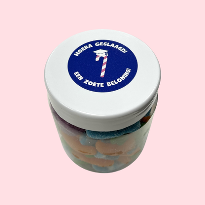 Snoeppot geslaagd met hoera geslaagd sticker 