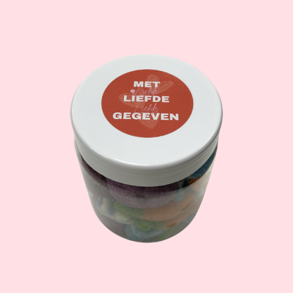 Snoeppot Met Liefde rode sticker met liefde gegeven in witte tekst erop 