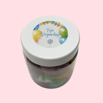 Snoeppot Verjaardag met wit gekleurde fijne verjaardag sticker en Balonnen met vlaggen
